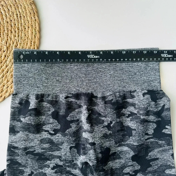 Athletic Gray Camo Scrunch Leggings Size Large - Picture 3 of 10